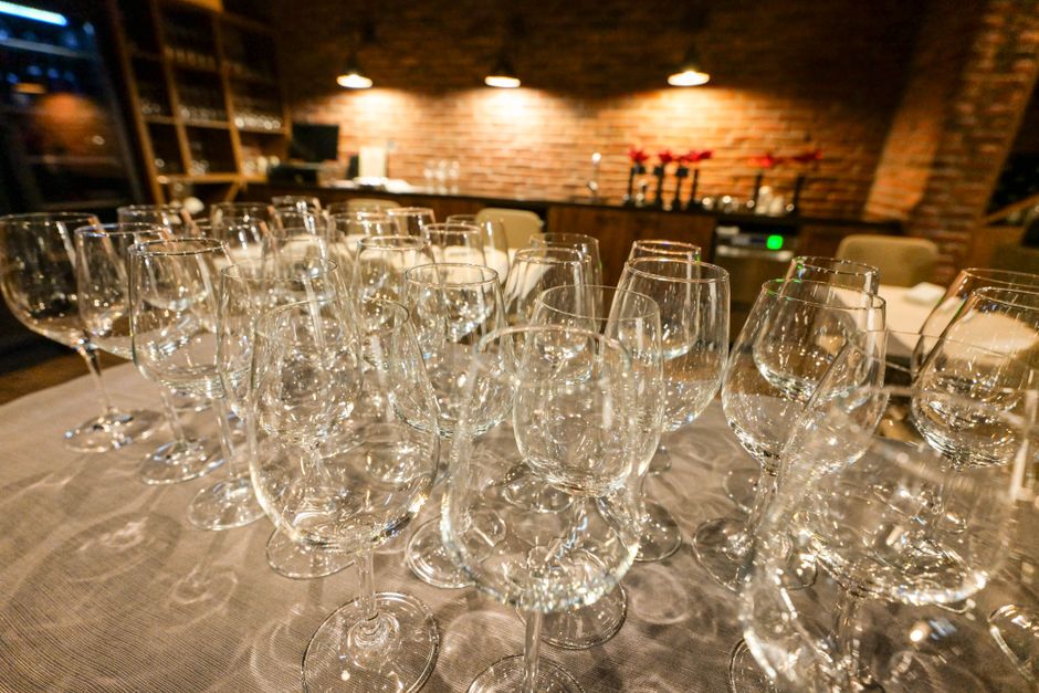 Gedeckter Tisch mit Wein