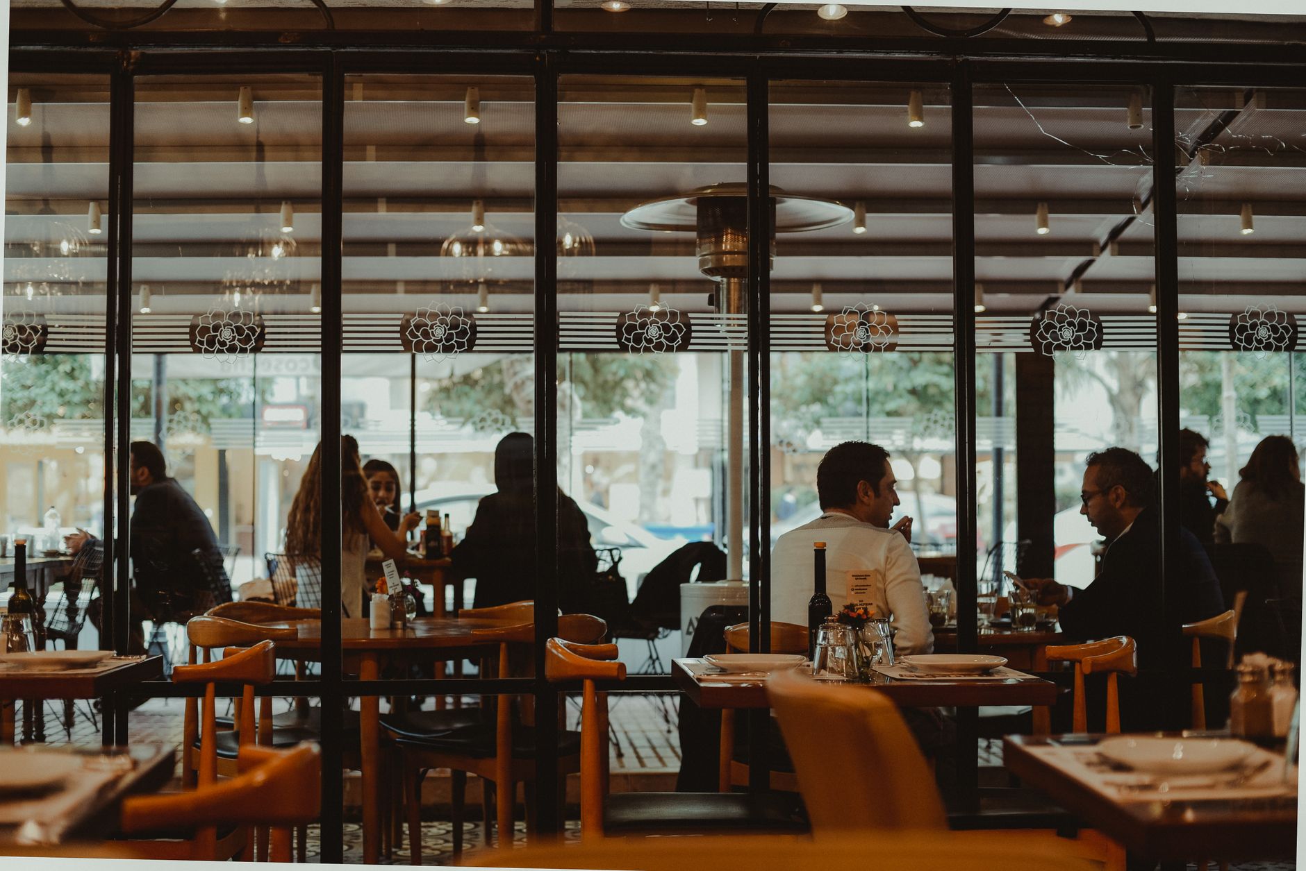 Gemütliches Restaurant-Interieur mit warmem Licht